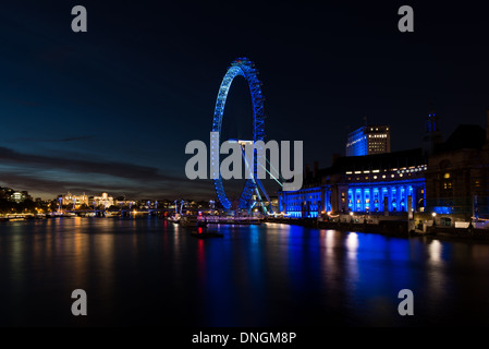 London Eye spiegelt sich in der Themse bei Nacht Stockfoto