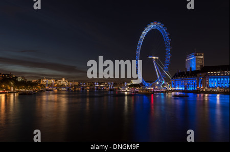 London Eye spiegelt sich in der Themse bei Nacht Stockfoto