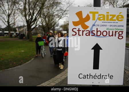 Straßburg, Frankreich. 28. Dezember 2013. Taizé Zeichen Führer der Pilger zu den verschiedenen Orten, wo die Gebete abgehalten werden. Einige 30.000 Pilger aus ganz Europa und darüber hinaus haben in Straßburg für den jährlichen Europäischen Jugendtreffen Taizé Gemeinschaft unter dem Motto "A Pilgrimage of Trust auf der Erde" zusammengestellt. Bildnachweis: Michael Debets/Alamy Live-Nachrichten Stockfoto