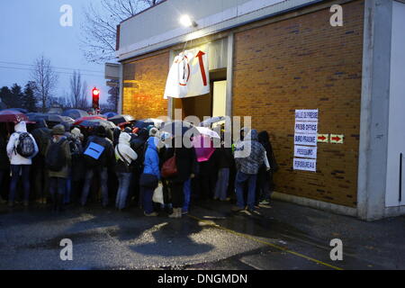 Straßburg, Frankreich. 28. Dezember 2013. Pilger-Warteschlange bei starkem Regen für die Abend-Mahlzeit-Verteilung. Einige 30.000 Pilger aus ganz Europa und darüber hinaus haben in Straßburg für den jährlichen Europäischen Jugendtreffen Taizé Gemeinschaft unter dem Motto "A Pilgrimage of Trust auf der Erde" zusammengestellt. Bildnachweis: Michael Debets/Alamy Live-Nachrichten Stockfoto