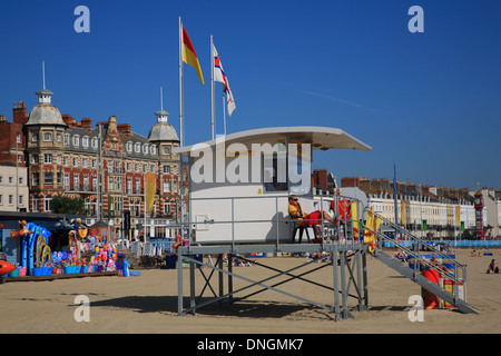 Rettungsschwimmer-Hütte mit Bademeister am Strand vor der Bucht Royal Hotel The Esplanade, Weymouth, Dorset, England, UK Stockfoto