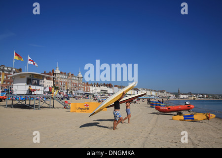 Zwei Kanuten Rettungsschwimmer Hütte mit Rettungsschwimmer am Strand vor der Bucht Royal Hotel The Esplanade, Weymouth, Dorset, England, UK Stockfoto