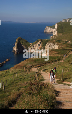 Wanderer auf dem Coastal Weg zwischen Durdle Door und Lulworth Cove, Dorset, England, UK Stockfoto