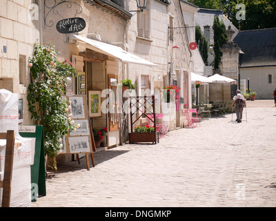 Straße in Azay le Rideau Loire Frankreich mit Kopfsteinpflaster Café Geschäfte Stockfoto