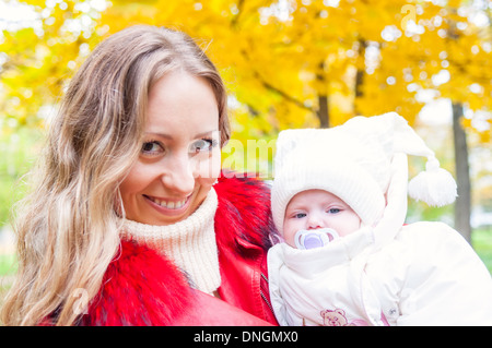 Glückliche Mutter und Babymädchen im Herbst Park Stockfoto