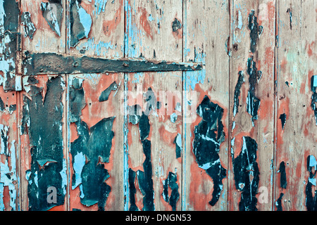 Alte Holztür mit Scharnier und abblätternde Farbe Stockfoto