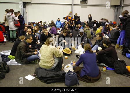 Straßburg, Frankreich. 28. Dezember 2013. Pilger sitzen zusammen in einer kleinen Gruppe, ihr Abendessen zu essen.  Einige 30.000 Pilger aus ganz Europa und darüber hinaus haben in Straßburg für den jährlichen Europäischen Jugendtreffen Taizé Gemeinschaft unter dem Motto "A Pilgrimage of Trust auf der Erde" zusammengestellt. Bildnachweis: Michael Debets/Alamy Live-Nachrichten Stockfoto