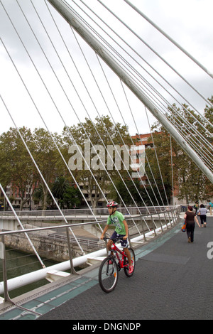 Radfahren auf Caltrava Steg Bilbao Spanien, Puente del Campo Volantin, 90-97 Menschen. Stockfoto