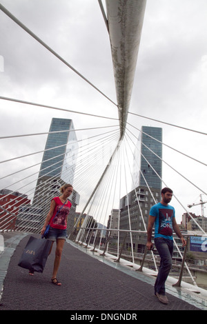 Menschen zu Fuß auf Caltrava Steg Bilbao Spanien, Puente del Campo Volantin, 90-97. Stockfoto