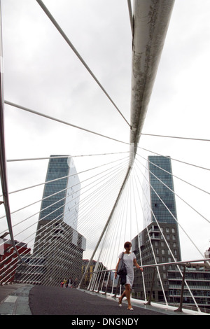 Menschen zu Fuß auf Caltrava Steg Bilbao Spanien, Puente del Campo Volantin, 90-97. Stockfoto