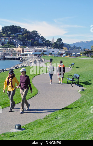 Touristen zu Fuß auf Weg in Tiburon, Kalifornien Stockfoto