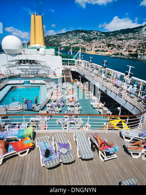 Passagiere an Bord eines Kreuzfahrtschiffes entspannende versenden, Kanarische Inseln, Spanien Stockfoto