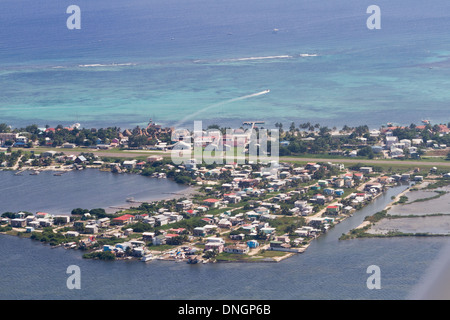 Luftaufnahme der Stadt von San Pedro in Ambergris Caye, Belize Stockfoto