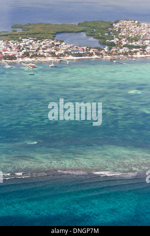 Luftaufnahme der Stadt von San Pedro in Ambergris Caye, Belize Stockfoto