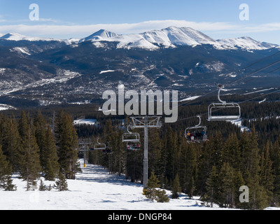 Blick hinunter auf das Kensho SuperChair, Spitze 6, Breckenridge Ski Area, Breckenridge, Colorado. Stockfoto