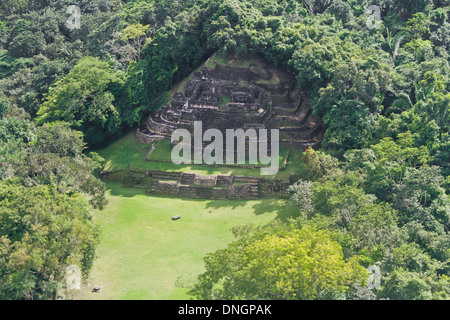 Luftaufnahme des Jaguar-Tempels in Lamanai Maya Ruinen in den tropischen Dschungel von Belize Stockfoto