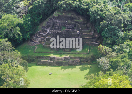 Luftaufnahme des Jaguar-Tempels in Lamanai Maya Ruinen in den tropischen Dschungel von Belize Stockfoto