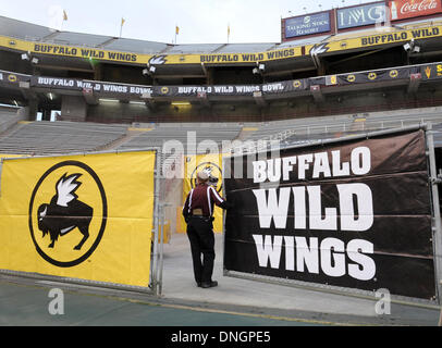 Tempe, AZ, USA. 28. Dezember 2013. 28. Dezember 2013 Tempe, AZ Die Michigan Wolverines und Kansas State Wildkatzen treten zum ersten Mal in den ProgramsÃ ¢ Â¬â ¢ Geschichten auf Samstag, 28. Dezember 2013 in der Buffalo Wild Wings Schale in Tempe, Arizona gegeneinander an. (Obligatorische Credit: Jose Marin / MarinMedia.org / Cal Sport Media) (Komplette Fotograf und Kreditkarte erforderlich) Bildnachweis: Csm/Alamy Live-Nachrichten Stockfoto