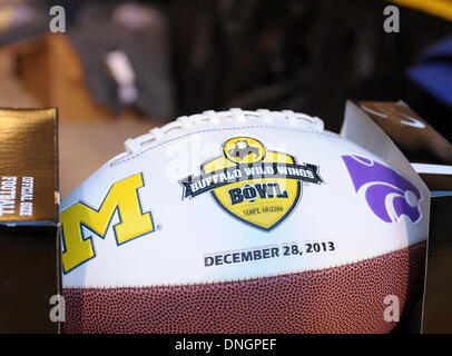 Tempe, AZ, USA. 28. Dezember 2013. 28. Dezember 2013 Tempe, AZ Die Michigan Wolverines und Kansas State Wildkatzen treten zum ersten Mal in den ProgramsÃ ¢ Â¬â ¢ Geschichten auf Samstag, 28. Dezember 2013 in der Buffalo Wild Wings Schale in Tempe, Arizona gegeneinander an. (Obligatorische Credit: Jose Marin / MarinMedia.org / Cal Sport Media) (Komplette Fotograf und Kreditkarte erforderlich) Bildnachweis: Csm/Alamy Live-Nachrichten Stockfoto