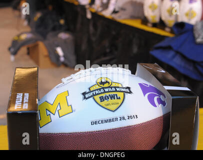 Tempe, AZ, USA. 28. Dezember 2013. 28. Dezember 2013 Tempe, AZ Die Michigan Wolverines und Kansas State Wildkatzen treten zum ersten Mal in den ProgramsÃ ¢ Â¬â ¢ Geschichten auf Samstag, 28. Dezember 2013 in der Buffalo Wild Wings Schale in Tempe, Arizona gegeneinander an. (Obligatorische Credit: Jose Marin / MarinMedia.org / Cal Sport Media) (Komplette Fotograf und Kreditkarte erforderlich) Bildnachweis: Csm/Alamy Live-Nachrichten Stockfoto