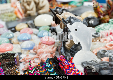 handgemachte Souvenirs auf eine Tischplatte aus mit Steinen und Muscheln Stockfoto