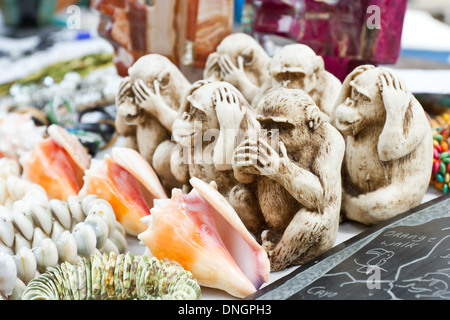 handgemachte Souvenirs auf eine Tischplatte aus mit Steinen und Muscheln Stockfoto