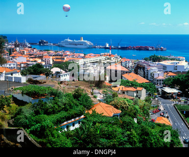 Luftaufnahme von Stadt und Hafen zeigen Kreuzfahrt Schiff, Funchal, Madeira, Portugal Stockfoto