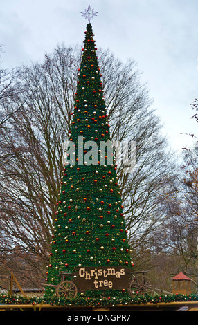 Ein Weihnachtsbaum im Winter-Wunderland, Hyde Park, London, England Stockfoto