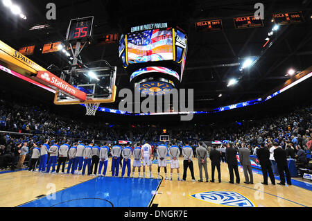 Los Angeles, CA, USA. 28. Dezember 2013. Die UCLA Bruins vor dem College-Basketball-Spiel zwischen der Alabama Crimson Tide und die UCLA Bruins an Pauley Pavilion in Los Angeles, California.Louis Lopez/CSM/Alamy Live News Stockfoto
