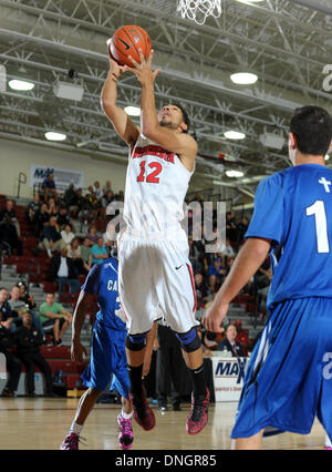 Rancho Mirage, Kalifornien, USA. 28. Dezember 2013. 28. Dezember 2013 Rancho Mirage, CA. Westchester Kometen Nick Hamilton #12 steigt für eine Lay up in MaxPreps Urlaub klassischen Basketball-Spiel zwischen dem Westchester Kometen und die Hauptstadt christlichen Cougars in Rancho Mirage High School in Rancho Mirage, ca. christlichen Hauptstadt besiegte Westchester 47 43, um das MaxPreps Holiday Classic Invitational Division Championship-Spiel zu gelangen. David Hood/CSM. © Csm/Alamy Live-Nachrichten Stockfoto