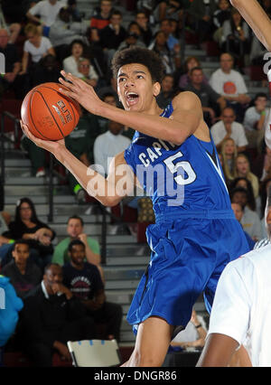 Rancho Mirage, Kalifornien, USA. 28. Dezember 2013. 28. Dezember 2013 Rancho Mirage, CA. Hauptstadt Christian D.J. Wilson #5 steigt für eine Lay up in MaxPreps Urlaub klassischen Basketball-Spiel zwischen dem Westchester Kometen und die Hauptstadt christlichen Cougars in Rancho Mirage High School in Rancho Mirage, ca. christlichen Hauptstadt besiegte Westchester 47 43, um das MaxPreps Holiday Classic Invitational Division Championship-Spiel zu gelangen. David Hood/CSM. © Csm/Alamy Live-Nachrichten Stockfoto