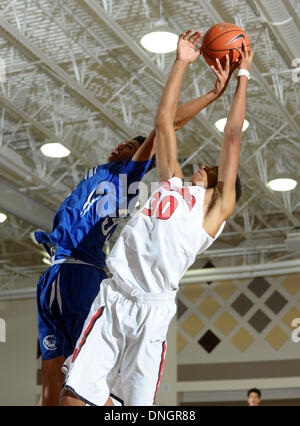 Rancho Mirage, Kalifornien, USA. 28. Dezember 2013. 28. Dezember 2013 Rancho Mirage, CA. Westchester Kometen Elijah Stewart #30 und Hauptstadt christlichen Tiegen Jones #33 steigen für einen Rebound in MaxPreps Urlaub klassischen Basketball-Spiel zwischen dem Westchester Kometen und die Hauptstadt christlichen Cougars in Rancho Mirage High School in Rancho Mirage, ca. Hauptstadt christlichen besiegte Westchester 47-43, um das MaxPreps Holiday Classic Invitational Division Championship-Spiel zu gelangen. David Hood/CSM. © Csm/Alamy Live-Nachrichten Stockfoto