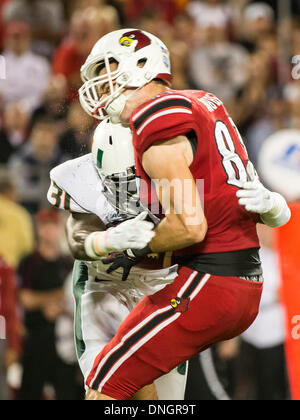 Orlando, FL, USA. 28. Dezember 2013. S: Louisville-Tight-End Ryan Hubbell (83) ist nach einem Fang von Miami Linebacker Tyrone Cornileus (31) getroffen, Cornileus für die Ausrichtung während der zweiten Hälfte Aktion der Russell Athletic Schüssel zwischen den Miami Hurricanes und die Louisville Cardinals ausgeworfen wurde. Louisville besiegte Miami 36-9 im Citrus Bowl in Orlando, FL. Credit: Csm/Alamy Live-Nachrichten Stockfoto