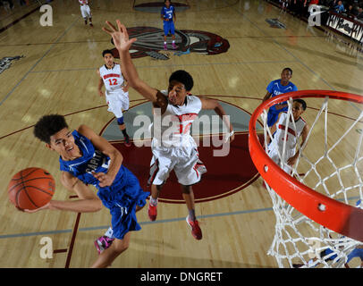 Rancho Mirage, Kalifornien, USA. 28. Dezember 2013. 28. Dezember 2013 Rancho Mirage, CA. Hauptstadt Christian D.J. Wilson #5 steigt für eine Lay letzten Westchester Kometen Elijah Stewart # 30 in MaxPreps Urlaub klassischen Basketball-Spiel zwischen dem Westchester Kometen und die Hauptstadt christlichen Cougars in Rancho Mirage High School in Rancho Mirage, ca. Hauptstadt christlichen besiegt Westchester 47 43, um das MaxPreps Holiday Classic Invitational Division Championship-Spiel zu gelangen. David Hood/CSM. © Csm/Alamy Live-Nachrichten Stockfoto