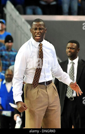 Los Angeles, CA, USA. 28. Dezember 2013. Alabama Crimson Tide Trainer Anthony Grant während der College-Basketball-Spiel zwischen der Alabama Crimson Tide und die UCLA Bruins an Pauley Pavilion in Los Angeles, California.The UCLA Bruins besiegen die Alabama Crimson Tide 75-67.Louis Lopez/CSM/Alamy Live News Stockfoto