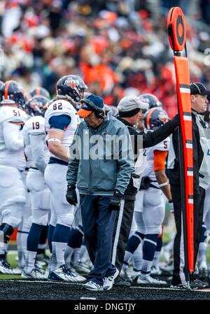 23. November 2013:. UTSA Roadrunners head Coach Larry Coker auf der sidelines.in eine NCAA Football-Spiel zwischen der Universität San Antonio Roadrunners und die North Texas Eagles Apogee-Stadion in Denton, Texas. Stockfoto