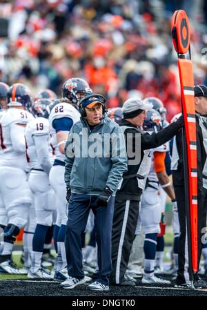23. November 2013:. UTSA Roadrunners head Coach Larry Coker auf der sidelines.in eine NCAA Football-Spiel zwischen der Universität San Antonio Roadrunners und die North Texas Eagles Apogee-Stadion in Denton, Texas. Stockfoto