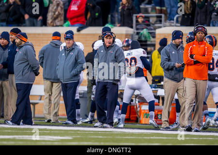 23. November 2013:. UTSA Roadrunners head Coach Larry Coker auf der sidelines.in eine NCAA Football-Spiel zwischen der Universität San Antonio Roadrunners und die North Texas Eagles Apogee-Stadion in Denton, Texas. Stockfoto