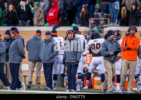 23. November 2013:. UTSA Roadrunners head Coach Larry Coker auf der sidelines.in eine NCAA Football-Spiel zwischen der Universität San Antonio Roadrunners und die North Texas Eagles Apogee-Stadion in Denton, Texas. Stockfoto