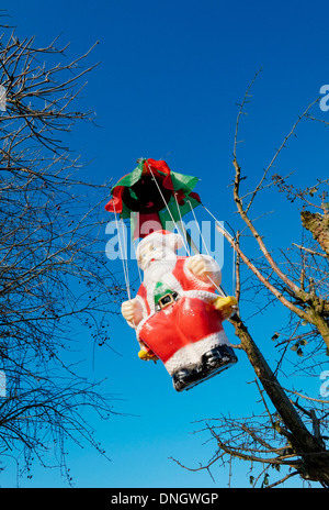 Fallschirmspringen Weihnachtsmann Figur auf Baum Stockfoto