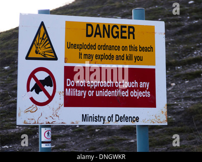 Hinweisschild Achtung Gefahr Blindgänger an diesem Strand kann es explodieren und töten Sie des Verteidigungsministeriums Stockfoto