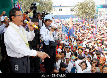 Phnom Penh, Kambodscha. 29. Dezember 2013. Sam Rainsy (vorne), Präsident von Kambodscha die Hauptopposition Kambodscha National Rescue Party (CNRP), spricht mit seinen Anhängern während einer Kundgebung auf dem Freedom Park in Phnom Penh, Kambodscha, 29. Dezember 2013. Eine geschätzte 40.000 Anhänger der Opposition gingen auf die Straße in der Hauptstadt Phnom Penh Sonntagnachmittag um zu verlangen, den Rücktritt von Premierminister Hun Sen und eine erneute Abstimmung aufgrund von Anschuldigungen des schwerwiegenden Unregelmäßigkeiten während der Wahlen im Juli. Bildnachweis: Sovannara/Xinhua/Alamy Live-Nachrichten Stockfoto