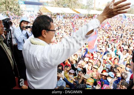 Phnom Penh, Kambodscha. 29. Dezember 2013. Sam Rainsy (vorne), Präsident von Kambodscha die Hauptopposition Kambodscha National Rescue Party (CNRP), grüßt seine Anhänger während einer Kundgebung auf dem Freedom Park in Phnom Penh, Kambodscha, 29. Dezember 2013. Eine geschätzte 40.000 Anhänger der Opposition gingen auf die Straße in der Hauptstadt Phnom Penh Sonntagnachmittag um zu verlangen, den Rücktritt von Premierminister Hun Sen und eine erneute Abstimmung aufgrund von Anschuldigungen des schwerwiegenden Unregelmäßigkeiten während der Wahlen im Juli. Bildnachweis: Sovannara/Xinhua/Alamy Live-Nachrichten Stockfoto