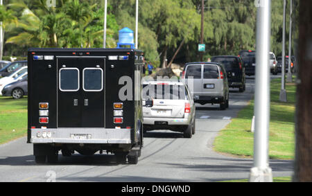 Waimanalo, Hawaii, USA. 27. Dezember 2013. US-Präsident Barack Obama und die erste Familie Autokolonne Kopf Balg Air Force Station Beach befindet sich in Waimanalo, Hawaii, USA, 27. Dezember 2013. Bildnachweis: Cory Lum / Pool über CNP/Dpa/Alamy Live News Stockfoto