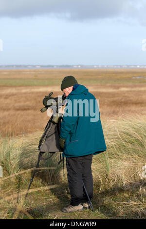 Southport, Merseyside, UK. 29. Dezember, 2013. Vogelbeobachter Überwachung wandernder Arten bei der RSPB Marshside finden. Die Berichte schlagen einige Wasservögel ihre Überwinterungsgebiete nord-östlich durch die wechselnden Temperaturen im Winter verschoben haben. Eine Änderung, die möglicherweise Folgen für ihre Erhaltung, weil Vögel, sind weniger Verwendung der Reserven, die bestimmt waren, um sie zu schützen. Viele verwenden Lancashire WWT behält sich fast als Service Station, um sich auszuruhen und Re - Kraftstoff für einige Wochen, bevor sie auf ihrer Reise in den Süden. Stockfoto