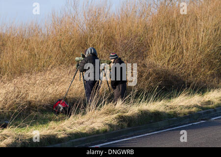 Vogelbeobachter in Southport, Merseyside, UK. 29. Dezember, 2013. Vogelbeobachter Überwachung wandernder Arten bei der RSPB Marshside finden. Die Berichte schlagen einige Wasservögel ihre Überwinterungsgebiete nord-östlich durch die wechselnden Temperaturen im Winter verschoben haben. Eine Änderung, die möglicherweise Folgen für ihre Erhaltung, weil Vögel, sind weniger Verwendung der Reserven, die bestimmt waren, um sie zu schützen. Viele verwenden Lancashire WWT behält sich fast als Service Station, um sich auszuruhen und Re - Kraftstoff für einige Wochen, bevor sie auf ihrer Reise in den Süden. Stockfoto