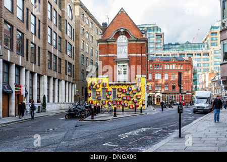 "Alphabet-Haus", Street-Art Künstler, Ben Eine - bunte Alphabet Buchstaben auf eine gelbe Wand in Spitalfields, East London Stockfoto