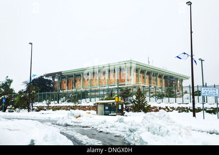 Die Knesset in Jerusalem, Israel bedeckt mit Schnee Stockfoto