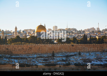 Überblick über die Altstadt von Jerusalem, Israel mit der goldenen Kuppel-Moschee Stockfoto
