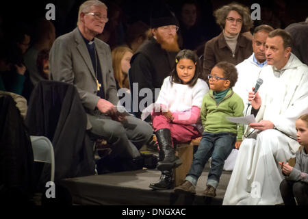 Straßburg, Frankreich. 28. Dezember 2013. Deutsche Bruder Alois spricht während der 36. Europatreffen der ökumenischen Gemeinschaft von Taizé in Straßburg, Frankreich, 28. Dezember 2013. Bis zum 1. Januar 2014 sollen etwa 20 000 Menschen zwischen 17 und 35 Jahren an der Sitzung teilnehmen. Foto: Wieslawa Klemens/Dpa/Alamy Live News Stockfoto